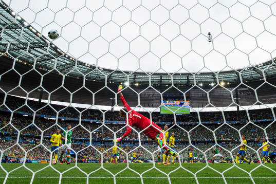 Sveriges målvakt Andreas Isaksson slänger sig
