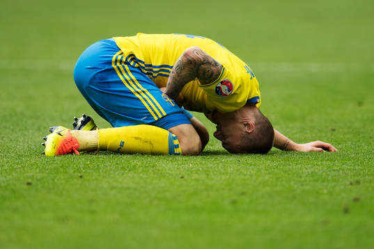 Sveriges Victor Nilsson Lindelöf har ont i fotbollsmatchen