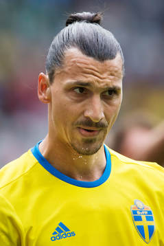 Sveriges Zlatan Ibrahimovic spottar i fotbollsmatchen