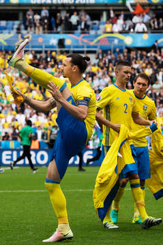 Sveriges Zlatan Ibrahimovic gör en spark