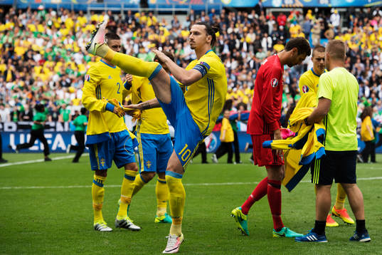 Sveriges Zlatan Ibrahimovic gör en spark