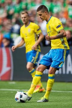 Sveriges Mikael Lustig i fotbollsmatchen mellan Irland och
