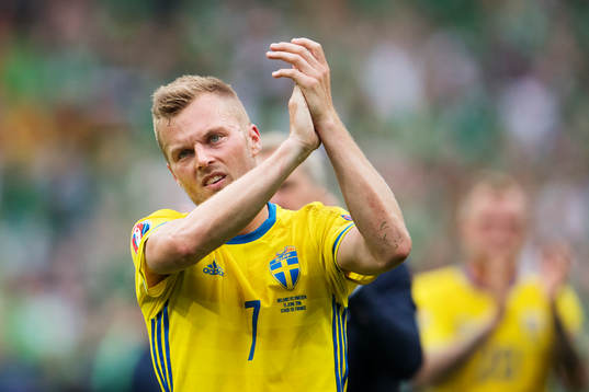 Sveriges Sebastian Larsson tackar publiken