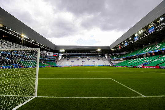 Fotbollsplanen inne på Stade Geoffroy-Guichard före