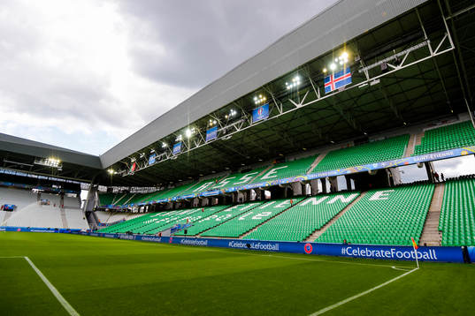 Fotbollsplanen inne på Stade Geoffroy-Guichard före