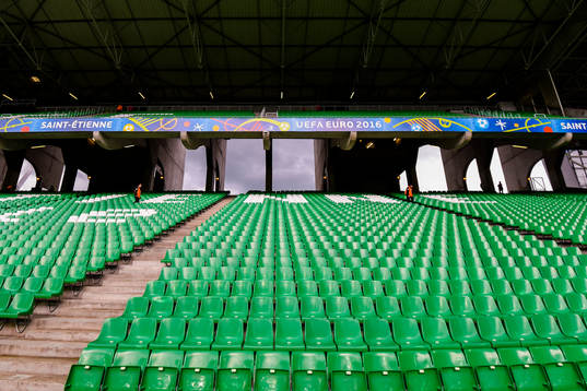Läktarplatser inne på Stade Geoffroy-Guichard före