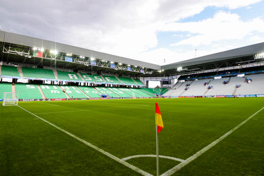 Fotbollsplanen inne på Stade Geoffroy-Guichard före
