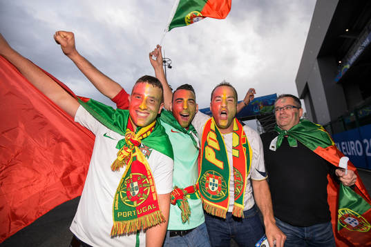 Portugisiska supportrar före fotbollsmatchen mellan