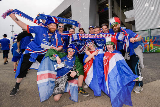 Isländska supportrar före  fotbollsmatchen mellan