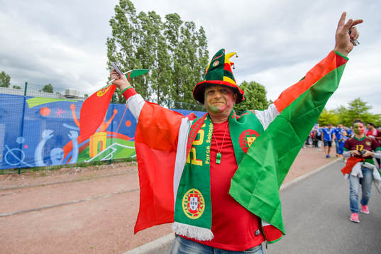 Portugisisk supporter före fotbollsmatchen mellan Portugal