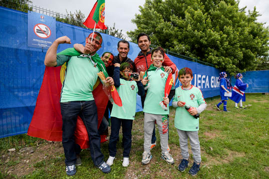 Portugisiska supportrar före fotbollsmatchen mellan