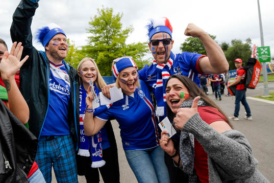Portugisiska och Isländska supportrar före