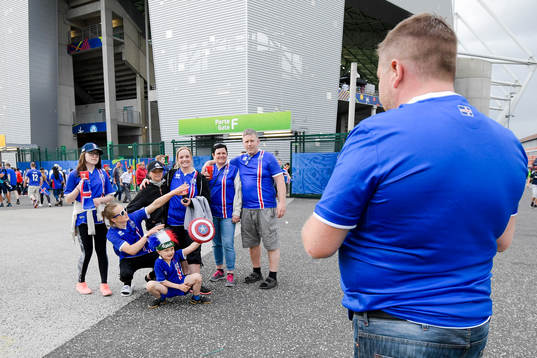 Isländska supportrar före fotbollsmatchen mellan Portugal