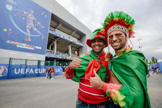 Portugisiska supportrar utanför Stade Geoffroy Guichard