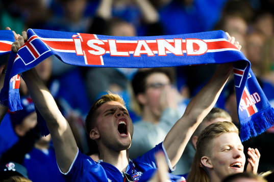 Isländsk supporter med halsduk före fotbollsmatchen