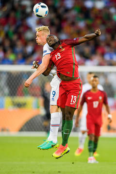 Islands Kolbeinn Sigthorsson och Portugals Danilo
