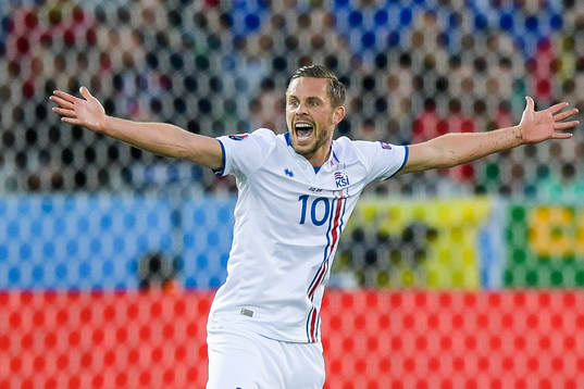 Islands Gylfi Sigurdsson reagerar mot domaren