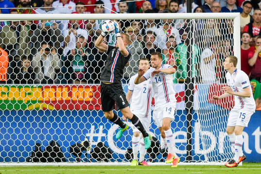 Islands målvakt Hannes Halldorsson räddar skott