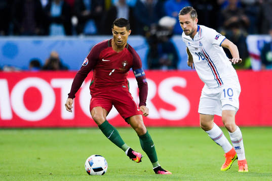 Portugals Cristiano Ronaldo och Islands Gylfi Sigurdsson