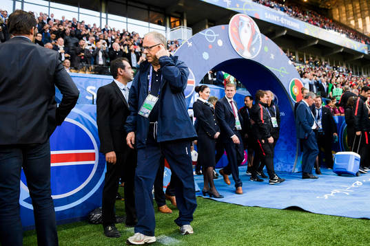 Islands förbundskapten Lars Lagerbäck på väg till