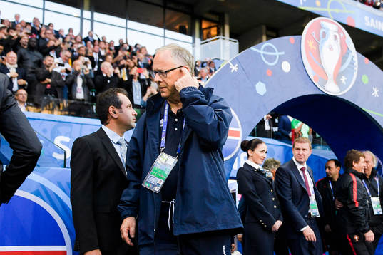 Islands förbundskapten Lars Lagerbäck på väg till