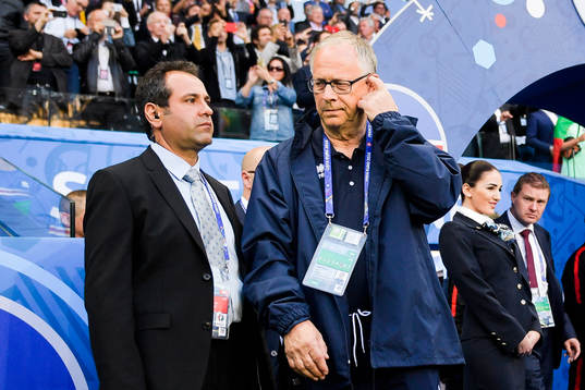 Islands förbundskapten Lars Lagerbäck på väg till