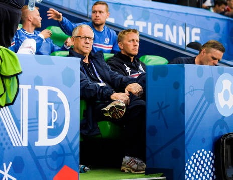 Islands förbundskapten Lars Lagerbäck på läktaren strax
