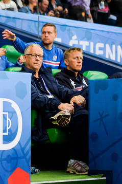 Islands förbundskapten Lars Lagerbäck på läktaren strax