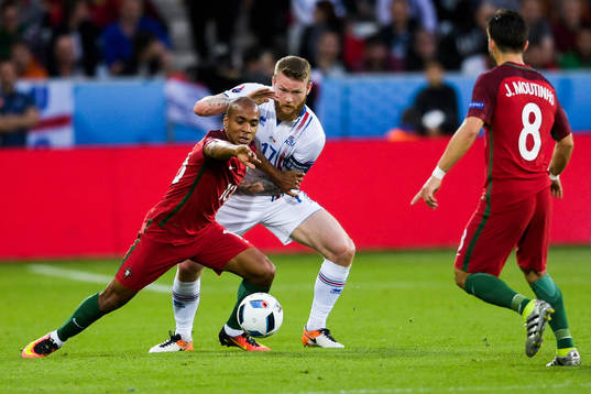 Portugals Joao Mario och Islands Aron Gunnarsson