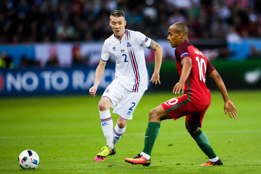 Islands Birkir Saevarsson och Portugals Joao Mario