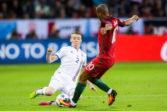 Islands Birkir Saevarsson och Portugals Joao Mario