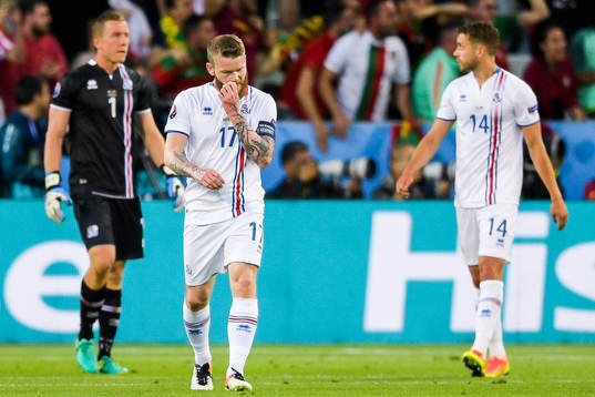 Islands målvakt Hannes Halldorsson . Aron Gunnarsson och