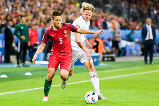 Portugals Raphael Guerreiro och Joao Moutinho  deppar