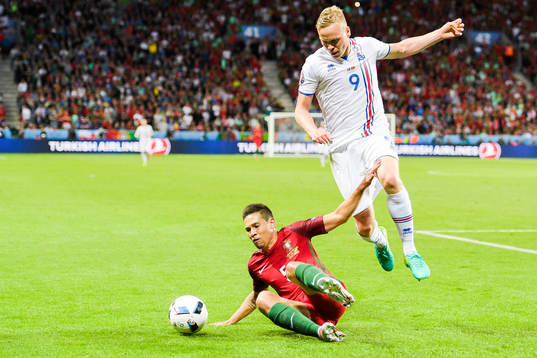 Islands Kolbeinn Sigthorsson och Portugals Raphael Guerreiro