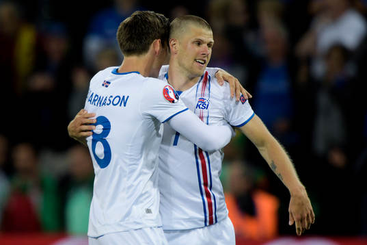 Islands Johann Gudmundsson och Birkir Bjarnason jublar