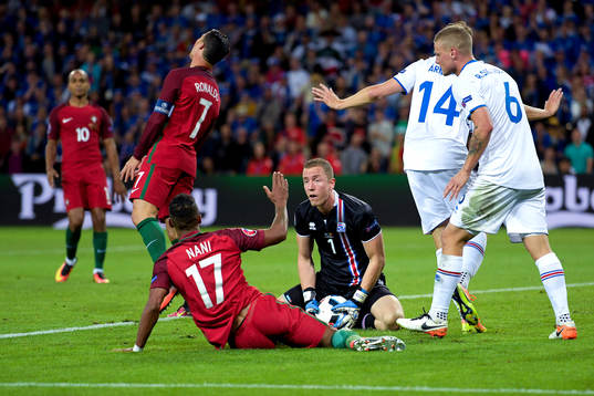 Islands målvakt Hannes Halldorsson räddar en boll från
