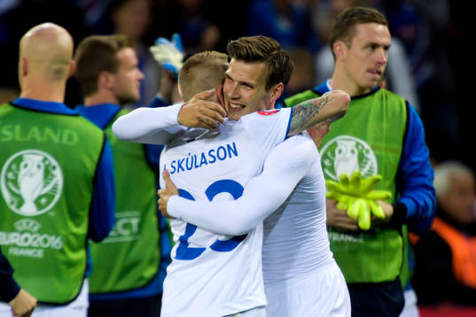 Islands Elmar Bjarnason och Ari Skulason jublar