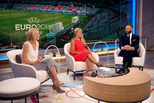 Hanna Marklund, Anna Brolin och Olof Lundh går igenom