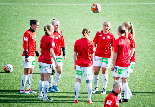 Piteås Elin Bragnum  och målvakt Hilda Carlén
