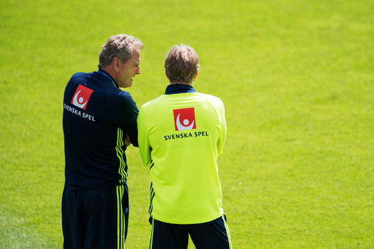Förbundskapten Erik Hamrén samtalar med Emil Forsberg på