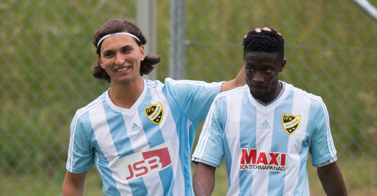 IFK Hässleholms Mert Yanev har gjort 1-0 och tackar Kojo