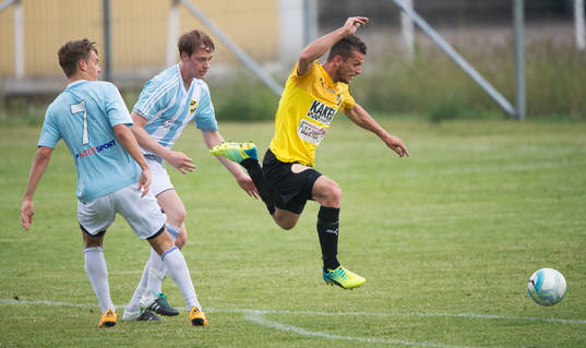En Tågarps-spelare flyger förbi IFK Hässleholms Erik