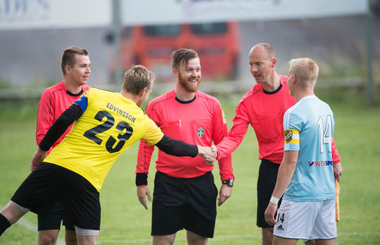 Domartrio och lagkaptener hälsar i matchen i DM mellan
