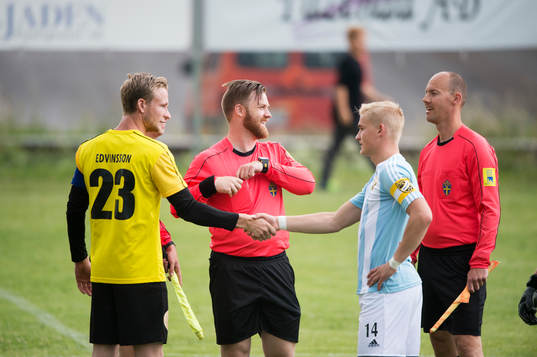 Domartrio och lagkaptener hälsar i matchen i DM mellan
