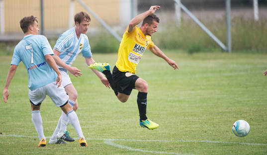 En Tågarps-spelare flyger förbi IFK Hässleholms Erik