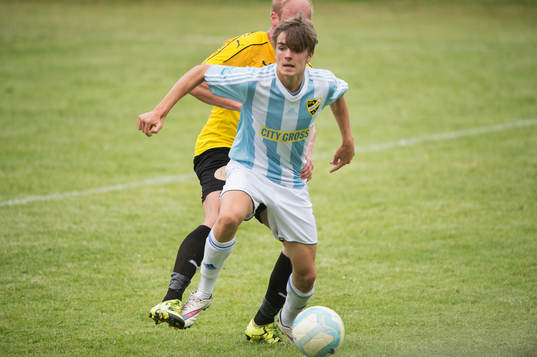 IFK Hässleholms 15-årige Elliott Nilsson i matchen i DM