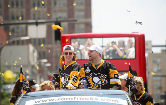 Pittsburgh Penguins Carl Hagelin (62) and Phil Kessel (81)