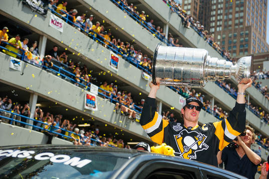 Pittsburgh Penguins captain Sidney Crosby lifts the Stanley
