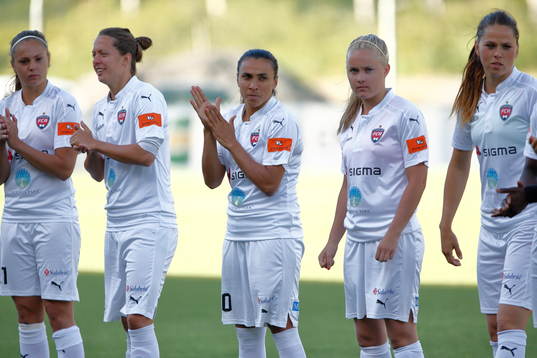 Rosengårds Marta Viera Da Silva står och klappar med laget