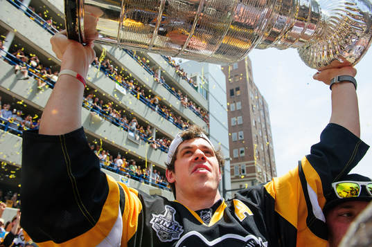 Pittsburgh Penguins Evgeni Malkin (71) walks with the